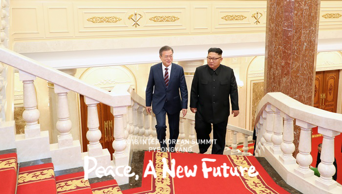 Tổng thống Hàn Quốc Moon Jae-in và Chủ tịch Ủy ban Quốc vụ Bắc Triều Tiên Kim Jong Un đang hướng đến phòng tổ chức cuộc hội đàm từ Văn phòng Ủy ban Trung ương Đảng lao động Triều Tiên, Bình Nhưỡng vào ngày 18/9. (Ảnh: Đoàn phóng viên lấy tin chung về Bình Nhưỡng)